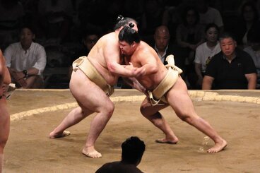 朝稽古での竜電(左)と藤ノ川