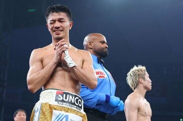 苦笑いで採点を聞く中谷潤人(左)
