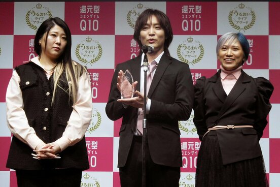 「ぱーてぃーちゃん」の金子きょんちぃ、すがちゃん最高Ｎｏ．１、信子（左から）