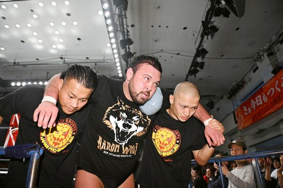 敗れたウルフアロン（中央）　