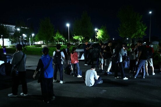予定時刻になってもバスが到着せず待ちぼうけの報道陣