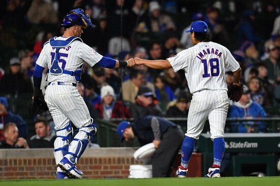 捕手のゴメスとグータッチする今永昇太（ロイター＝USA　TODAY　Sports)