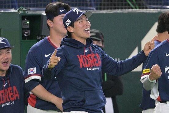 オーストラリア戦でベンチから声援を送るキム・ヘソン（ロイター）