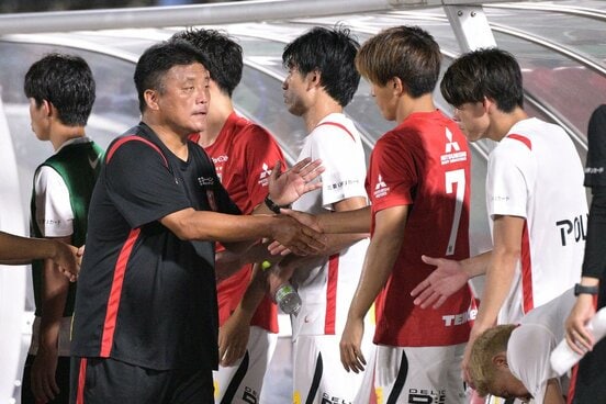 勝利し選手たちと握手を交わす曺貴裁監督(左)