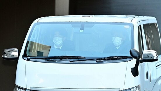 送検され京都地検から出る安達優季容疑者を乗せた車