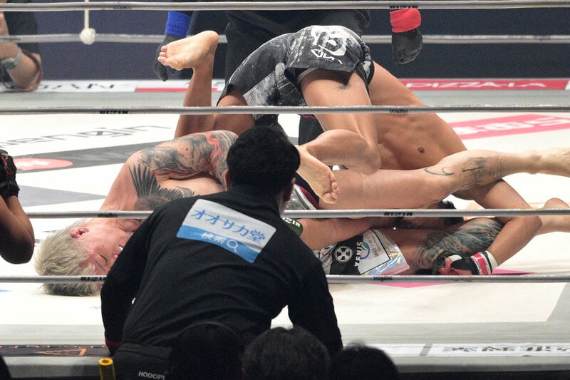 写真：【RIZIN】芦澤竜誠がわずか25秒腕十字で一本負け 歓喜の