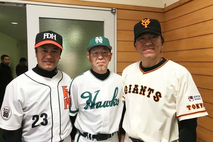 巨人・ホークスＯＢ戦で星稜高校ＯＢで３人で記念撮影する（左から）村松有人（現ソフトバンク野手チーフコーチ）、湯上谷竑志さん、松井秀喜さん（本人提供）