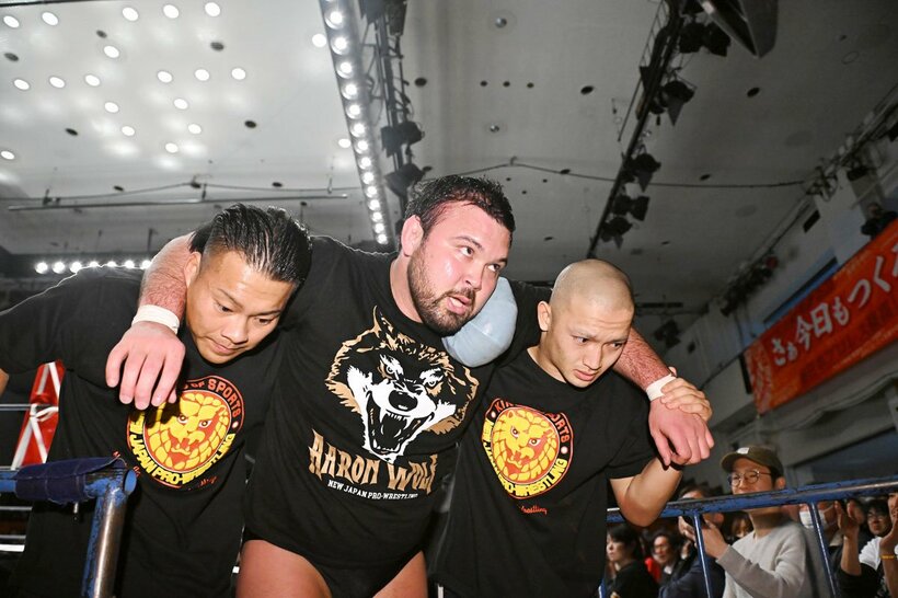 敗れたウルフアロン（中央）　