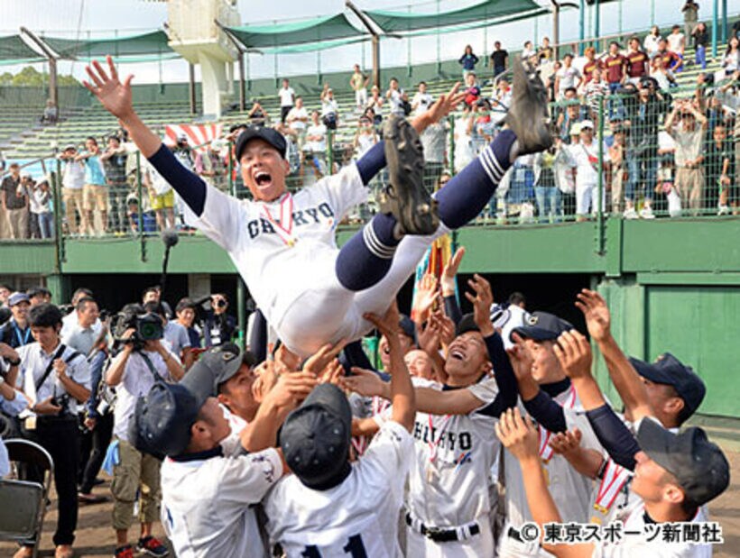 優勝してナインから胴上げされた松井