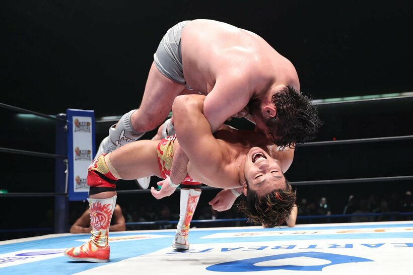 ウルフアロン(上)をカンヌキスープレックスでぶん投げる上村優也