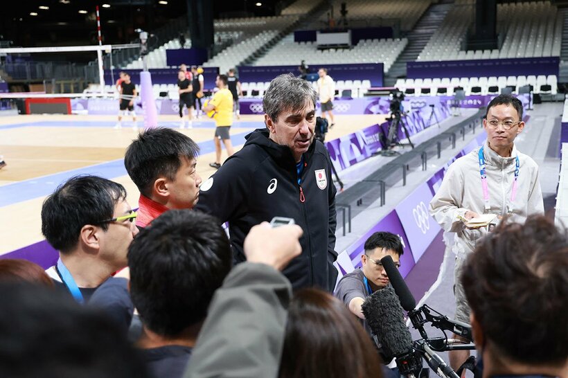 記者の質問に答えるブラン監督