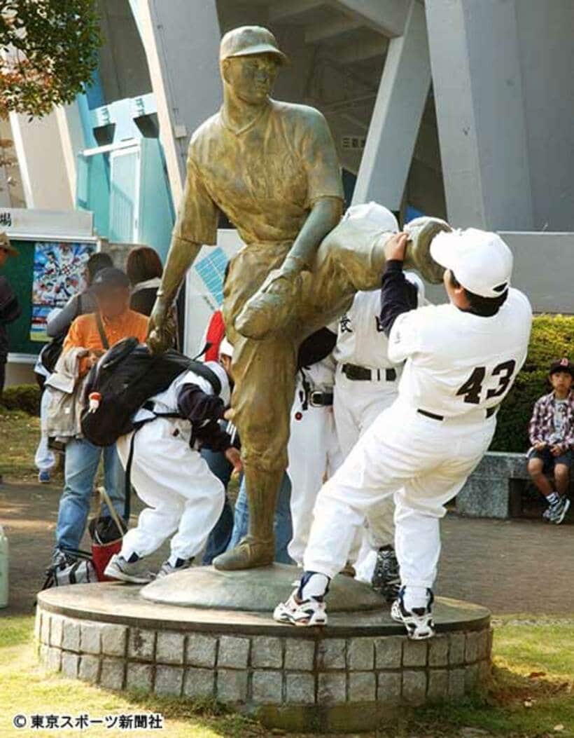  巨人軍不滅の大投手・沢村栄治の銅像
