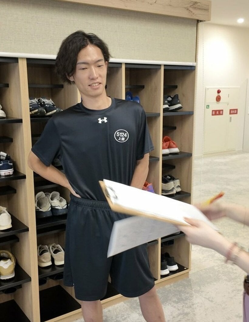 牧原真由の取材を受ける上滝絢也
