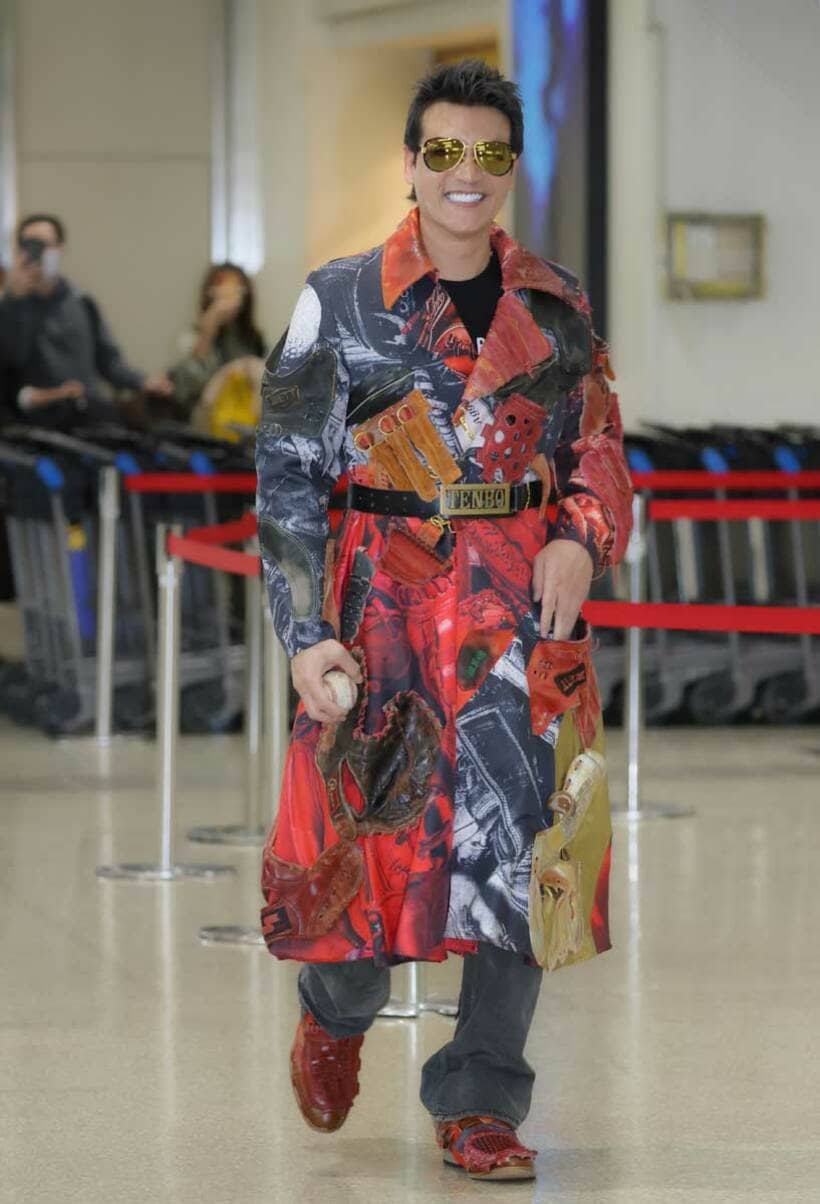  グラブを縫い付けたコートで沖縄入りした新庄監督（東スポＷｅｂ）