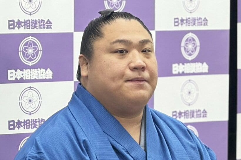 一夜明け会見に臨んだ若隆景