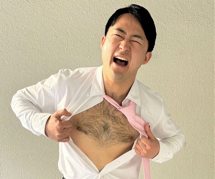 自慢の胸毛を見せる新橋二郎