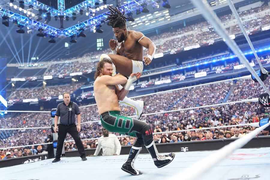 サミ・ゼインにトリックショットを命中させたウィリアムズ（ⒸWWE）