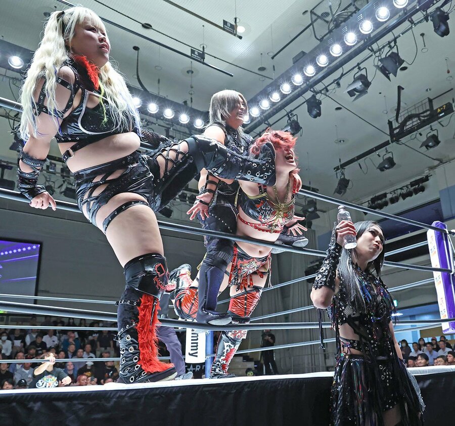 3人がかりで林下詩美(中)をコケにするH.A.T.E.