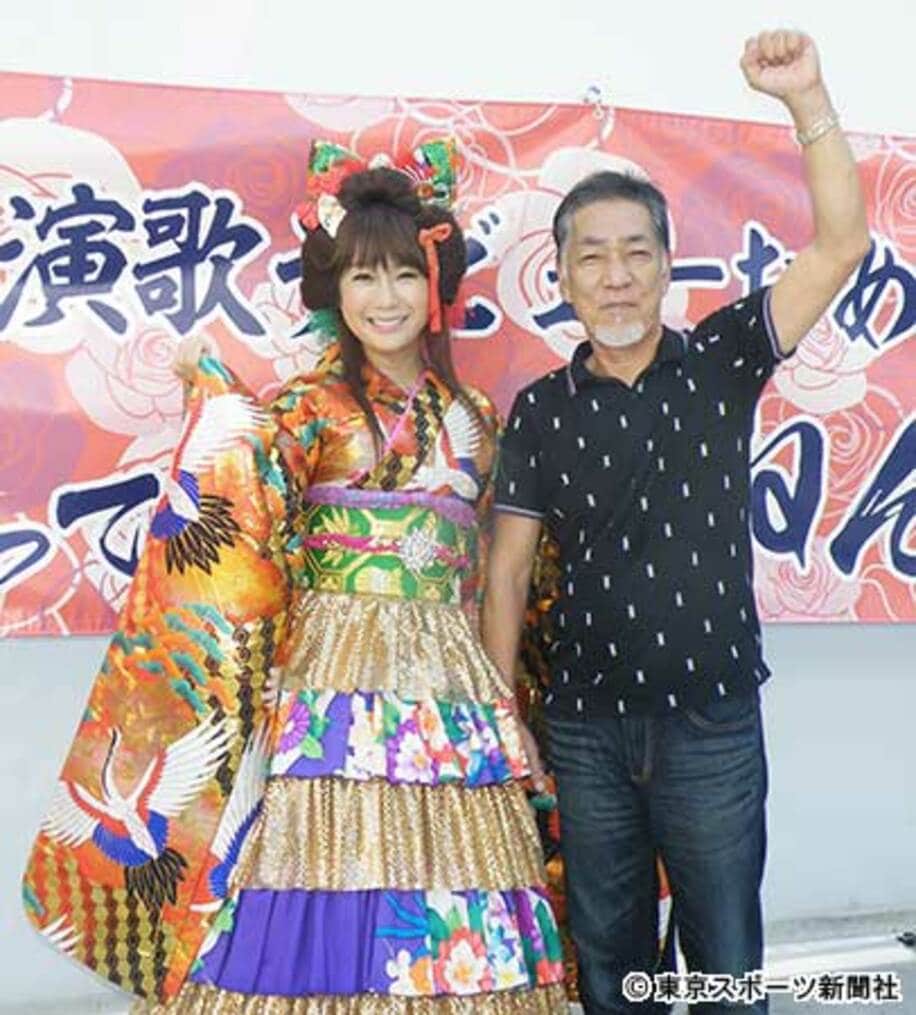 はるな愛（左）の演歌歌手デビューイベントに駆けつけた父・大西和夫さん