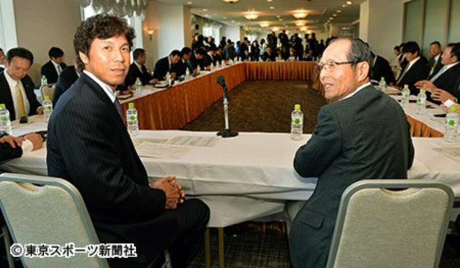 監督・コーチ会議に出席した秋山監督（左）と王球団会長