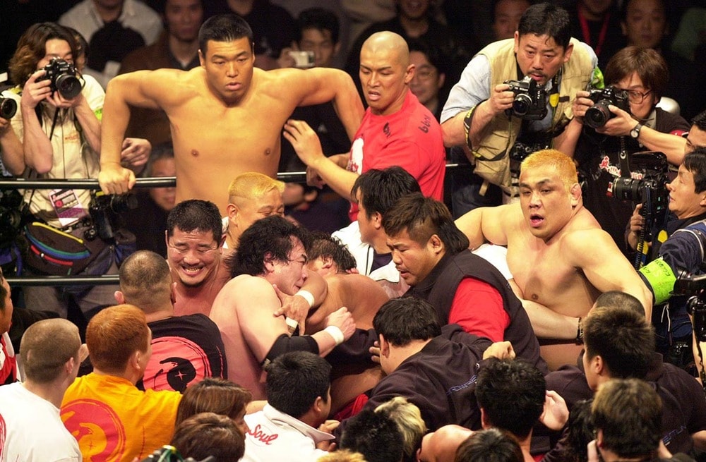 永田(左中)が橋本とやり合う三沢を止め、意外と冷静に見つめる小川の姿も…(左上=2001年3月、両国国技館)