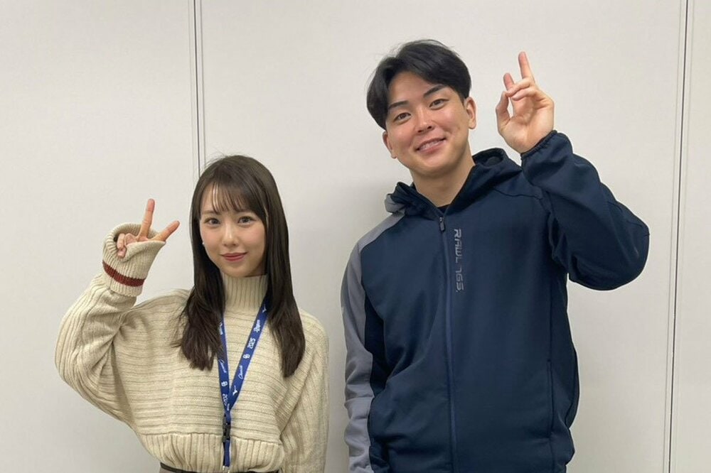 熊崎晴香（左）と中日・中西聖輝