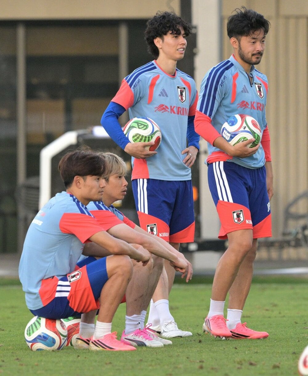 FKの練習を見守る(左から)久保建英、伊東純也、田中碧、菅原由勢
