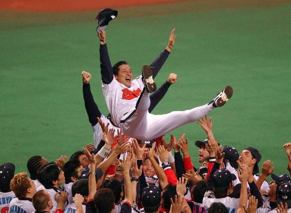 リーグ優勝を果たし胴上げされる梨田監督(2001年9月26日)