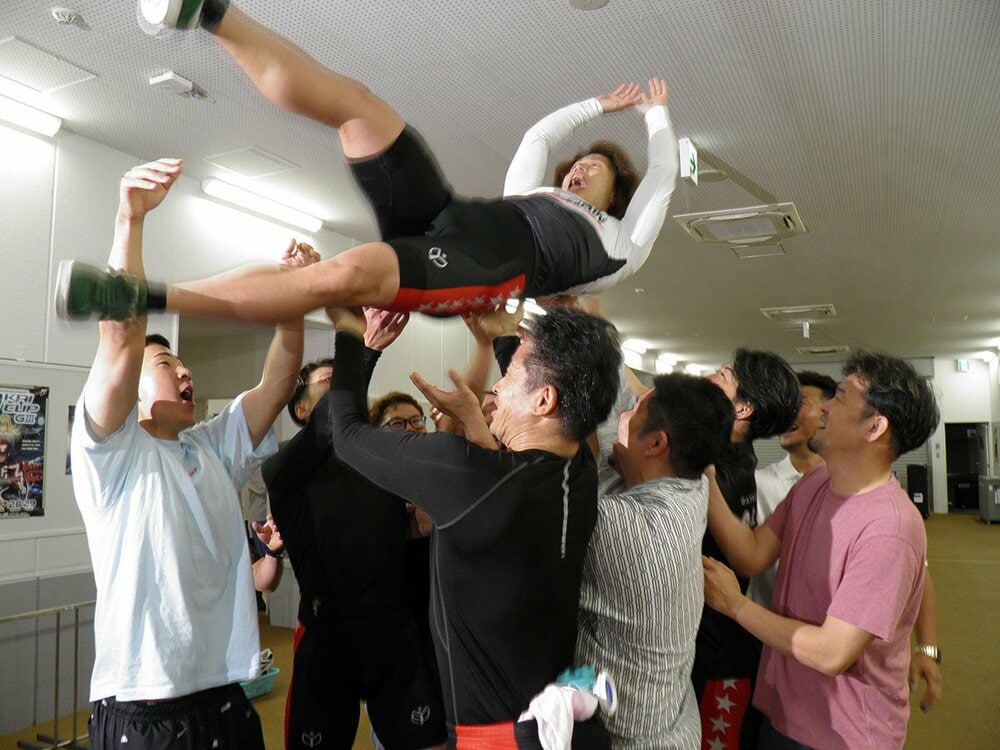 仲間に胴上げされる山口拳矢