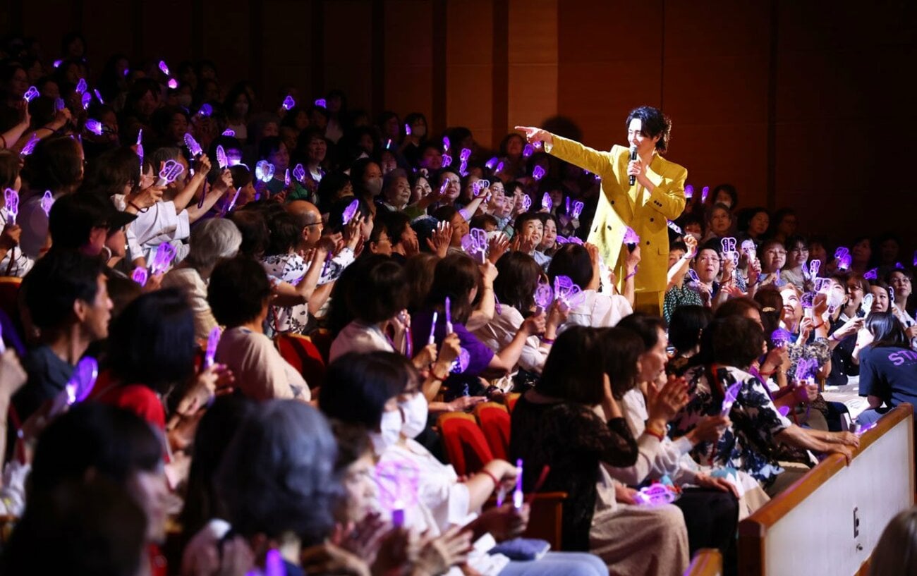 コンサートで熱唱した真田ナオキ