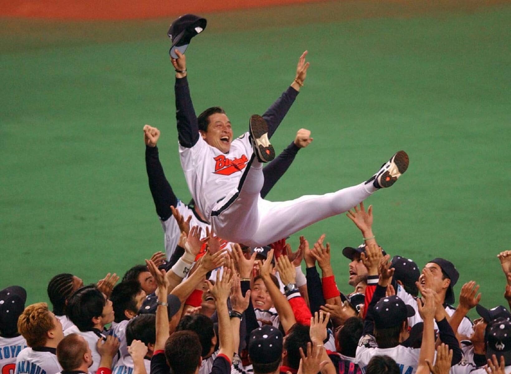 リーグ優勝を果たし胴上げされる梨田監督（２００１年９月２６日）