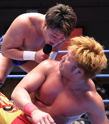  宮原健斗（右）を挑発する青柳優馬（東スポWeb）