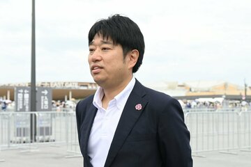 「東ゲートから西ゲートへ徒歩移動するルート」の説明のため、取材に応じた小林浩史局長