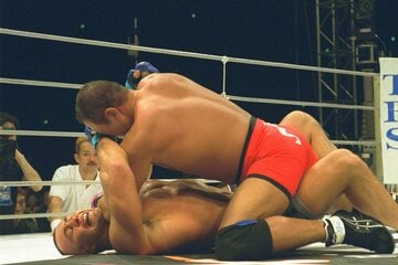 ジェロム・レ・バンナを攻める安田忠夫（２００１年）