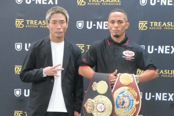 谷口将隆（左）と王者レネ・サンティアゴ