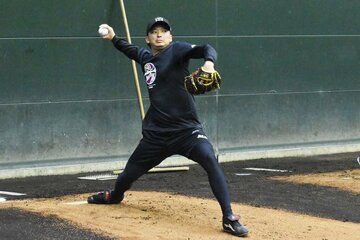 国内FA権を行使したものの残留を決断し、ファーム施設でブルペンに入ったソフトバンク・東浜巨