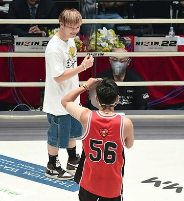  メイウェザーのお面を着ける皇治に笑顔を見せた那須川（奥）だったが…
