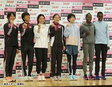  会見に出席した国内外の招待選手