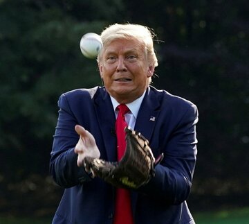  ホワイトハウスでキャッチボールをしたトランプ大統領（ロイター）
