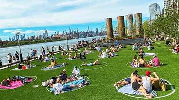  円の中で思い思いに過ごす人たち（ロイター）