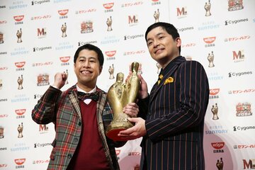 トロフィーを持つウエストランドの井口(左)と河本（Ｍ－１グランプリ事務局） 