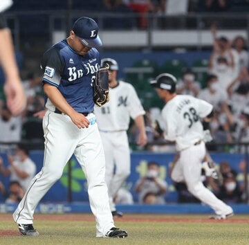  ロッテ・高部（右）にサヨナラ打を浴び肩を落とす西武・平良（東スポWeb）