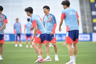 練習に参加し笑顔を見せる遠藤航（中）