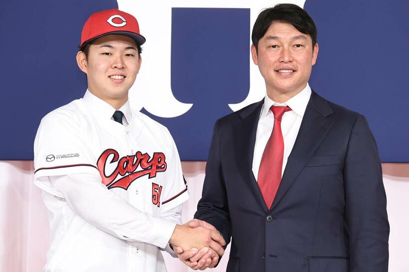 ドラ１外野手の平川蓮（左）と新井貴浩監督