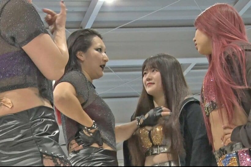 マゼンタのRIKO(中央左)とにらみ合うスターダム・FWCのコグマ(同右)と葉月（©マーベラス）