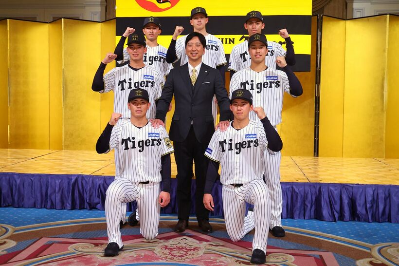 （前列左から）谷端将伍、立石正広（２列目左から）早瀬朔、藤川球児監督、岡城快生（３列目左から）山崎照英、能登嵩都、神宮僚介