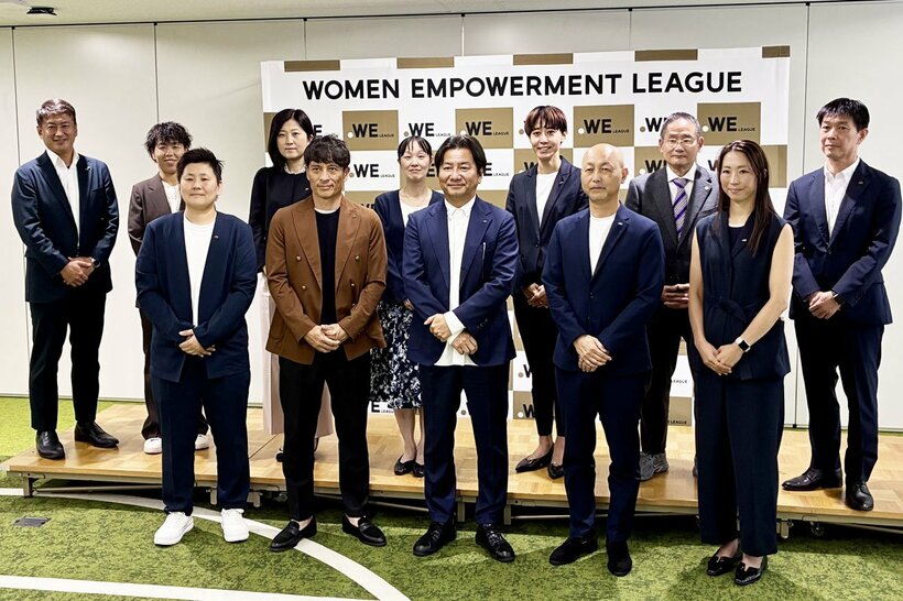 WEリーグ理事会に出席した岩清水梓氏(後列左から２人目)と、海堀あゆみ氏(前列左端)