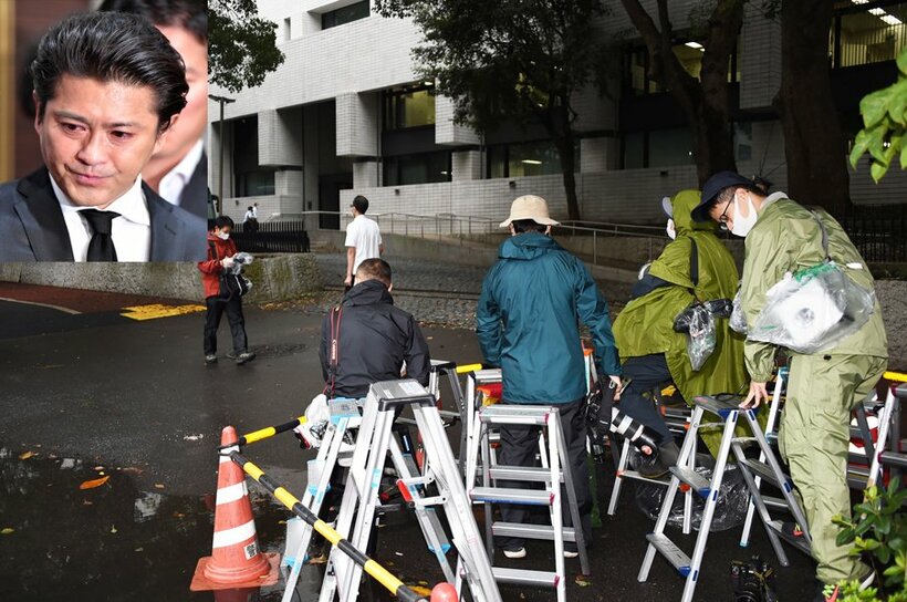  警視庁本部には朝から多くの報道陣が集まった（顔写真は山口）