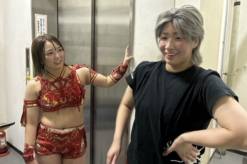 解散を免れ、安どの表情のSareee(左)と彩羽匠のスパーク・ラッシュ