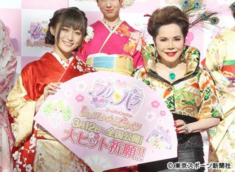 茜屋日海夏（左）とデヴィ夫人